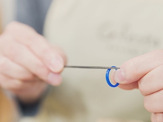 専用の道具を使ってデザインを仕上げます